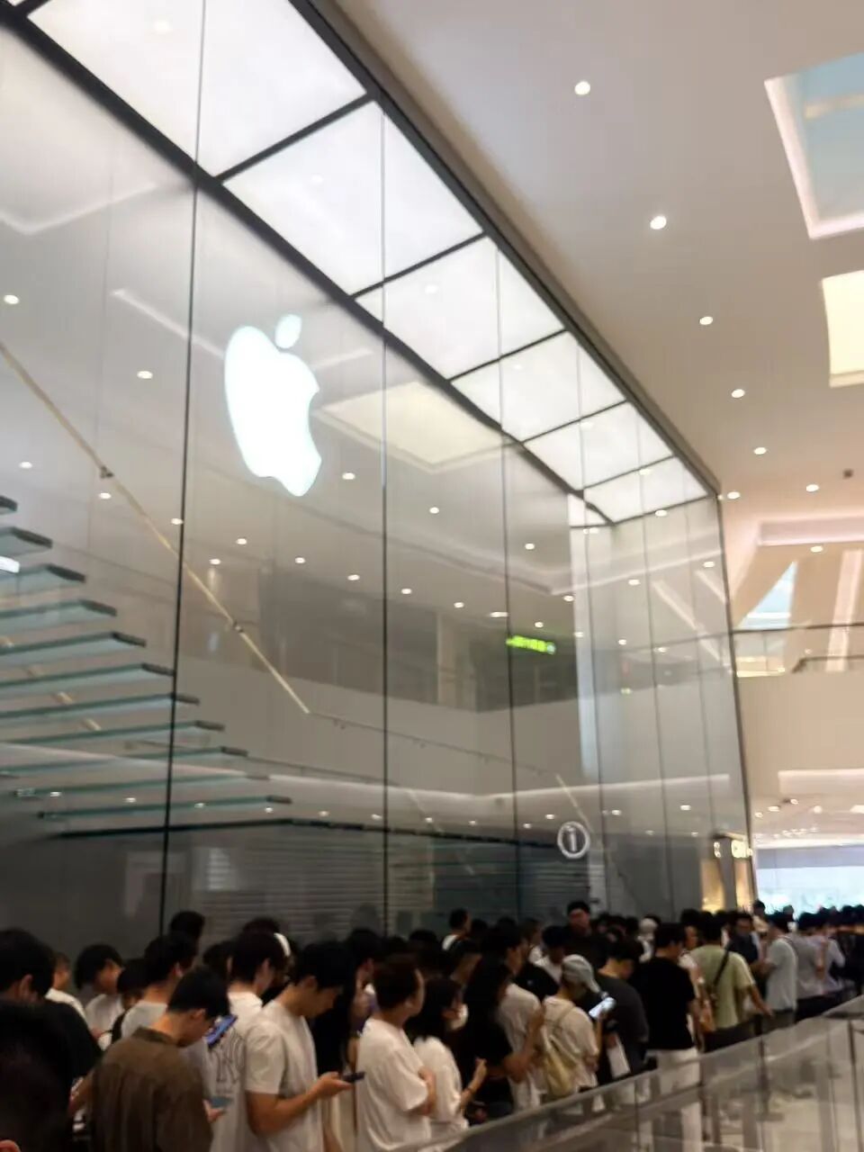 Cover Image iOS 27 正式版上手:液态玻璃终于能调了,流畅度史诗级提升,国行还独享等了 14 年的调休闹钟